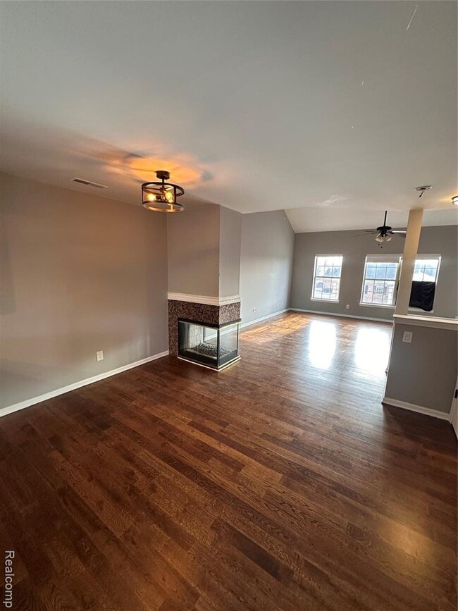 Photo - 4240 Maple St