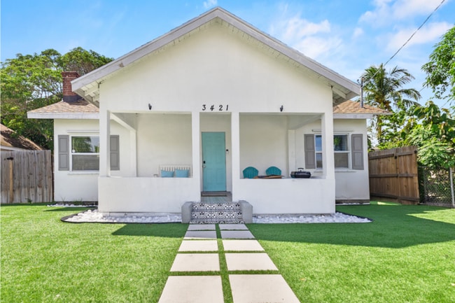 Building Photo - 3421 Pinewood Ave