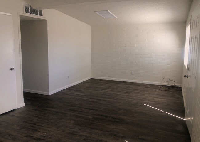 Photo - Beautifully Remodeled 3+1 Bungalow with Indoor-Outdoor Living