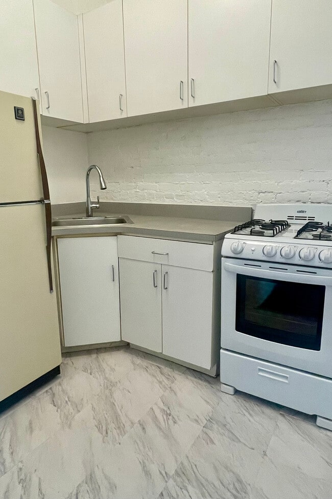 Photo - 41 W 71st St