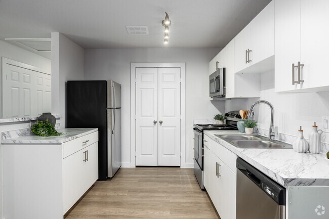 1BR, 1BA - 739SF - Kitchen
