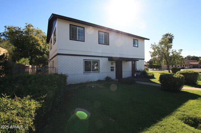 Photo - 1333 E Flower St Unidad REAR