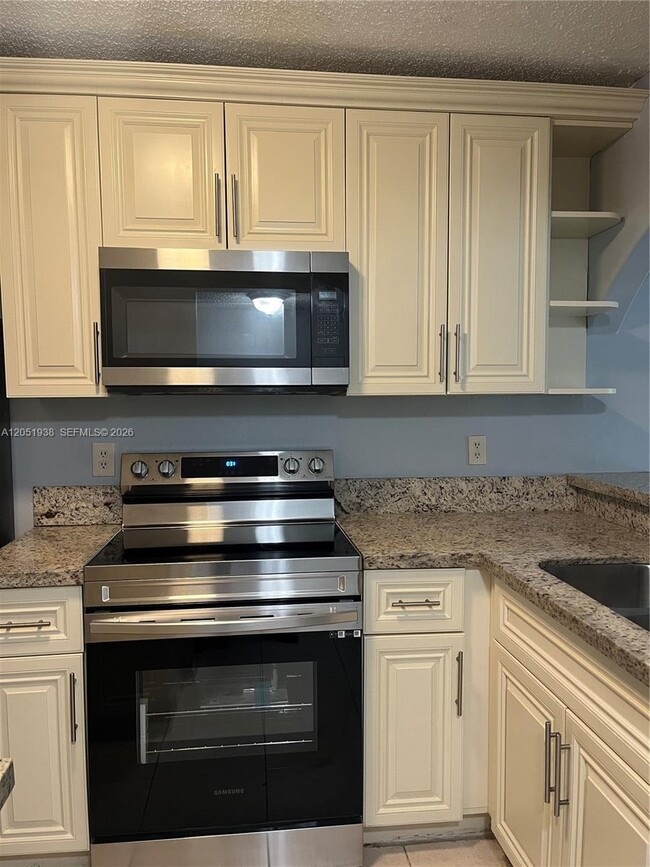 Building Photo - 2740 Forest Hills Blvd Unit 202
