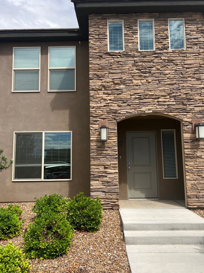 Beautiful 3 bedroom, 2.5 bathroom townhome... - Beautiful 3 bedroom, 2.5 bathroom townhome...