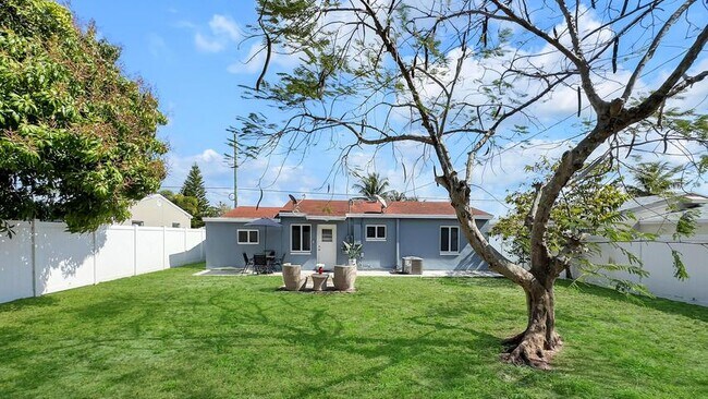 Photo - 3331 Lake Ave