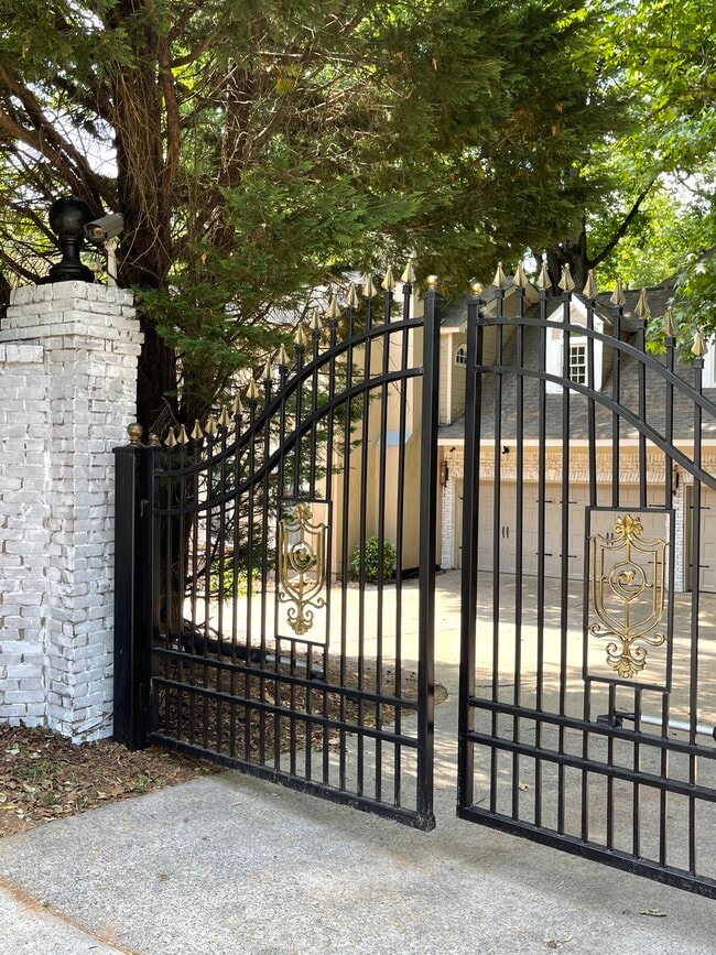 Building Photo - 915 Woodlawn Dr NE