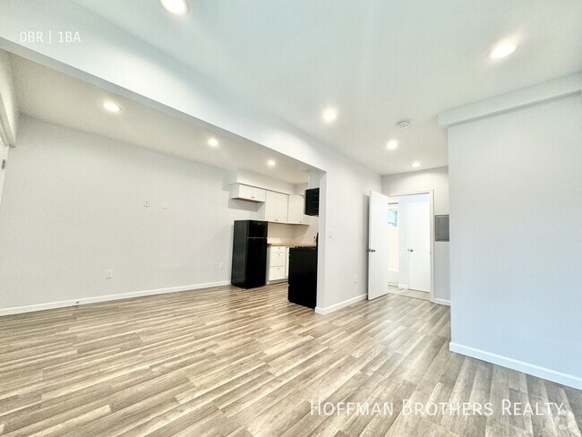 Building Photo - 14617 Gilmore St Unit 6A Rental