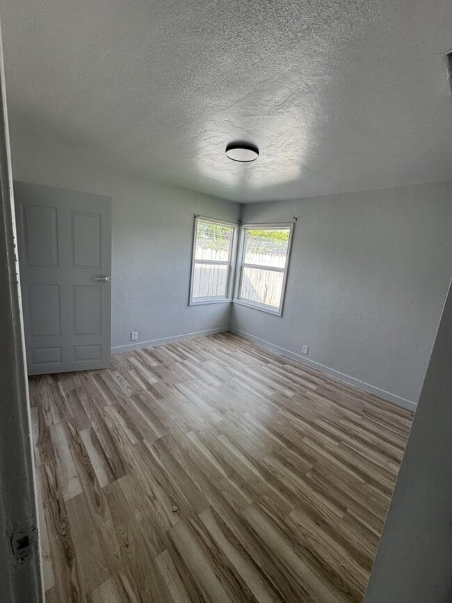 Photo - 1854 De Ovan Ave