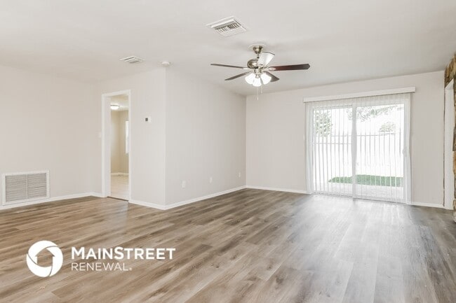 Photo - 1660 Thoreau St