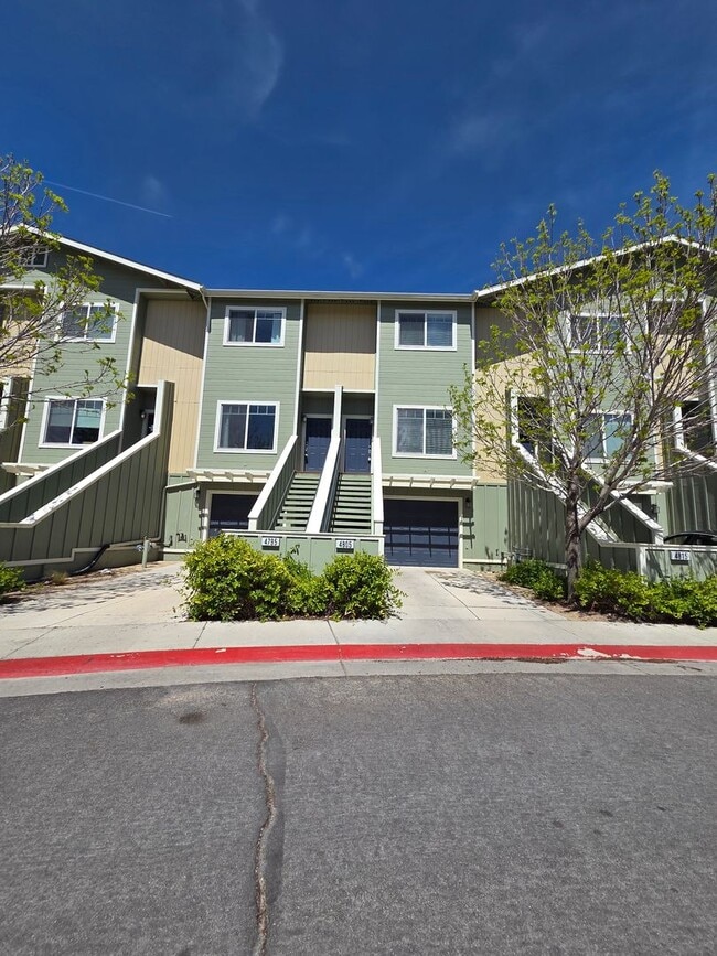 Building Photo - 2 Bedroom 2.5 Bath Close to UNR!