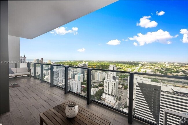 Building Photo - 88 SW 7th St Unit 3004 Rental
