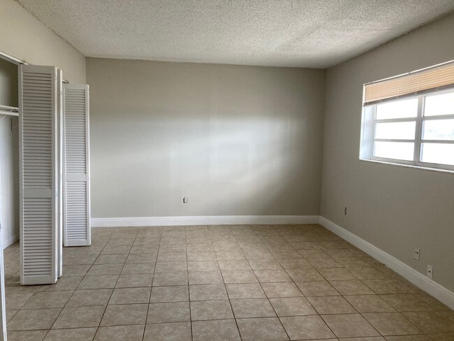 Photo - Palm Court Apartments