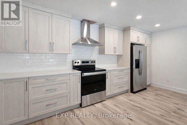 Photo - 321 Voyageur Pl