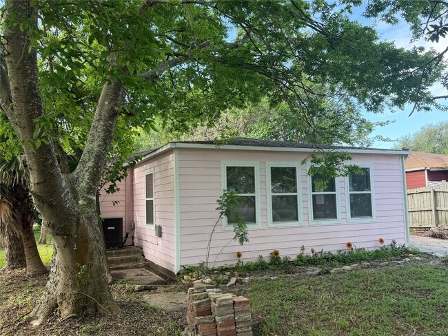 Photo - 303 Magnusson Ave