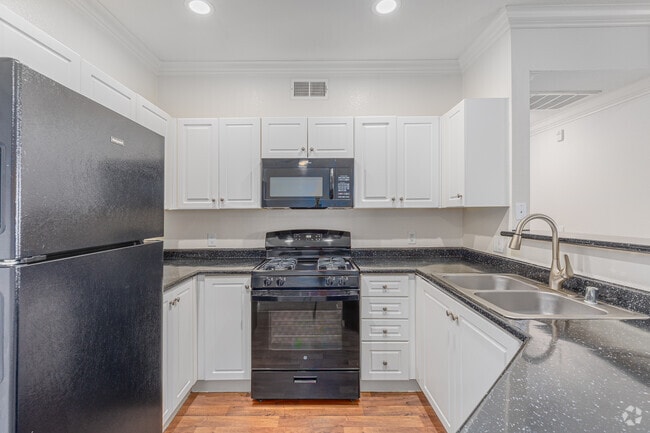 2BR, 1BA - 950SF - Kitchen