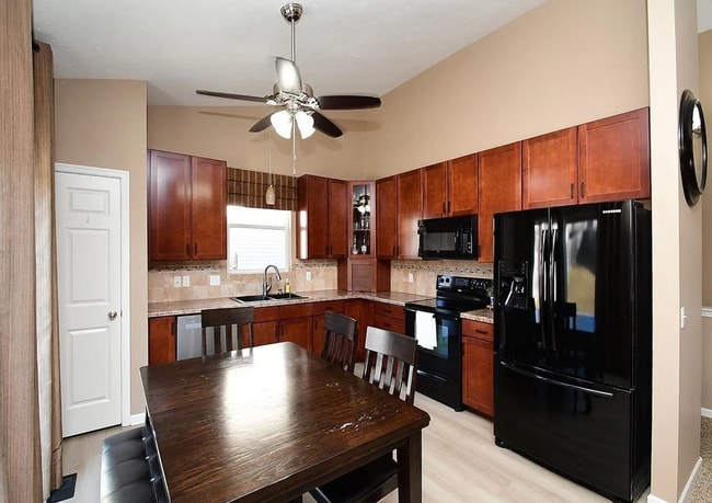 Photo - 20823 Charles St