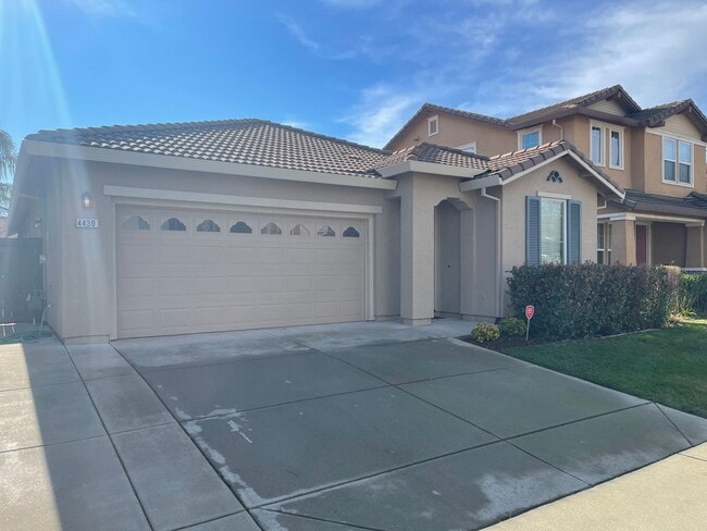 Building Photo - Large, Clean, Neat 3 Bedroom, 2 Bathroom 1900 sqft. Anatolia Home for Lease.