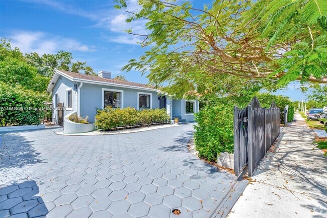 Building Photo - 1030 NW 43rd St Unit b Rental