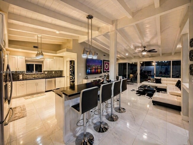 Photo - 561 NE 172nd St