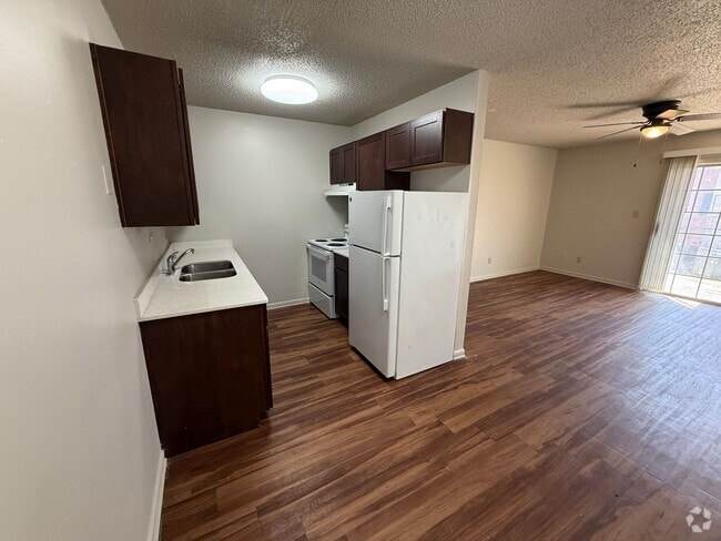 Building Photo - Renovated Apartment- Great OKC Location Unit B22