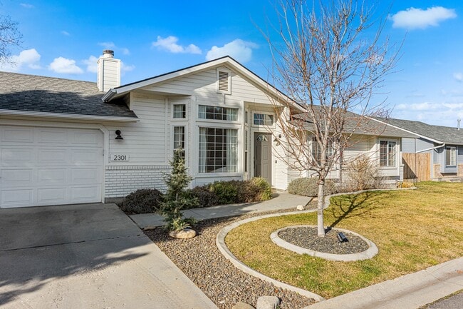Photo - 2301 N Yonkers Ln