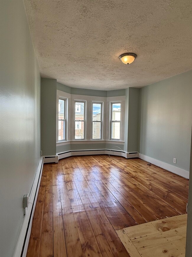 Building Photo - 282 Cartier St Unit 2