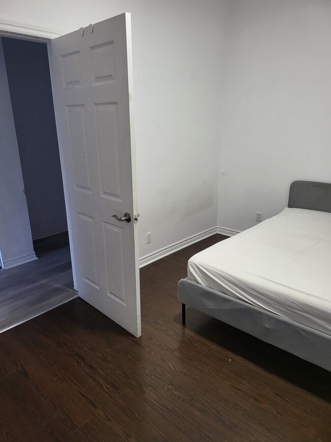 Building Photo - 5150 Av Papineau Unit 5150