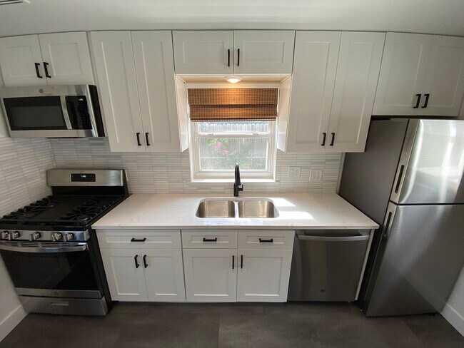 Kitchen - 2212 Perry St Unit 2212