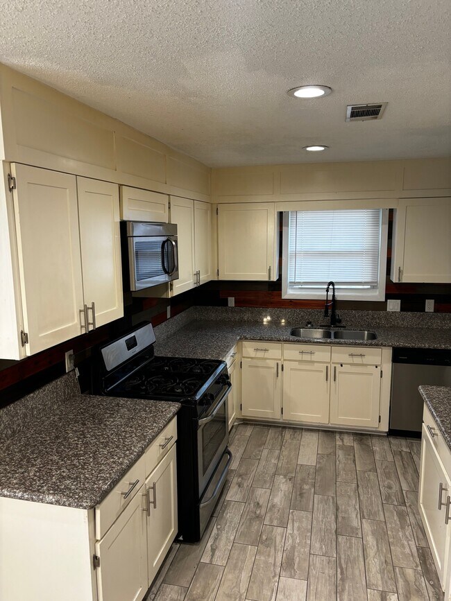 Photo - 1042 Live Oak Dr