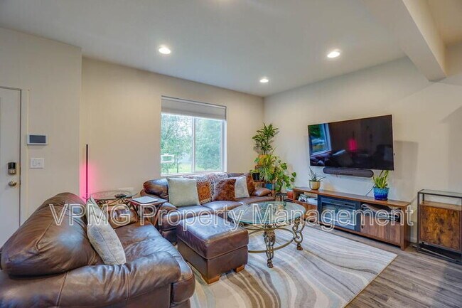 Photo - 2023 NE 4 Seasons Ln