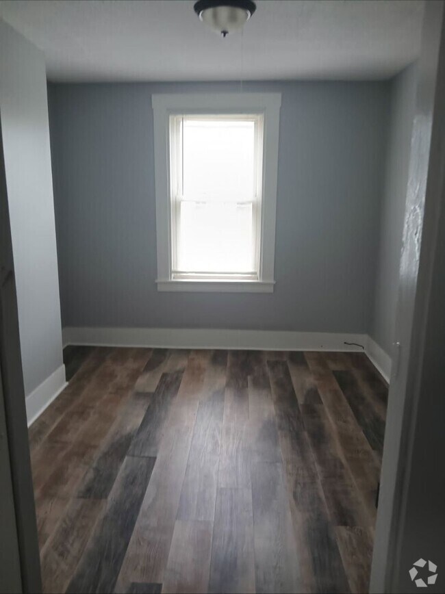 Building Photo - 1 Bedroom and 1 Bathroom Unit Apt 2