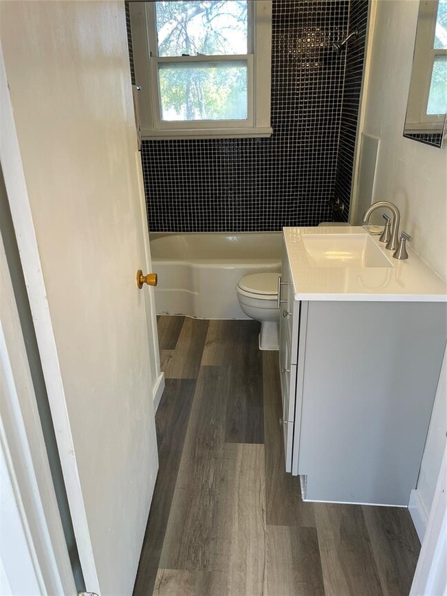 Photo - 1809 W 38th St