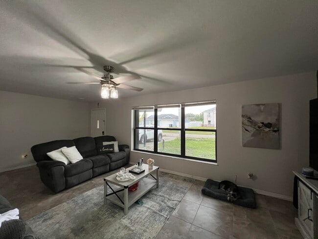 Photo - 1672 SW Schleicher Ln
