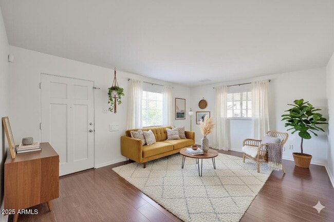 Building Photo - 2221 W Clarendon Ave