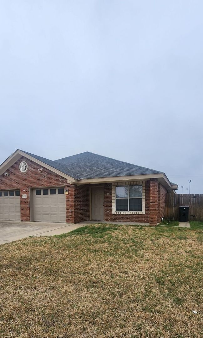Building Photo - Coming Soon – 3 Bedroom Duplex Near Clear ... Rental