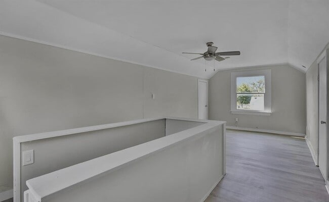 Building Photo - 9277 Vaughan St