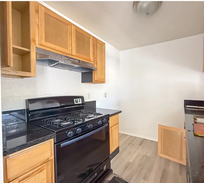 Building Photo - 14746 Delano St Rental