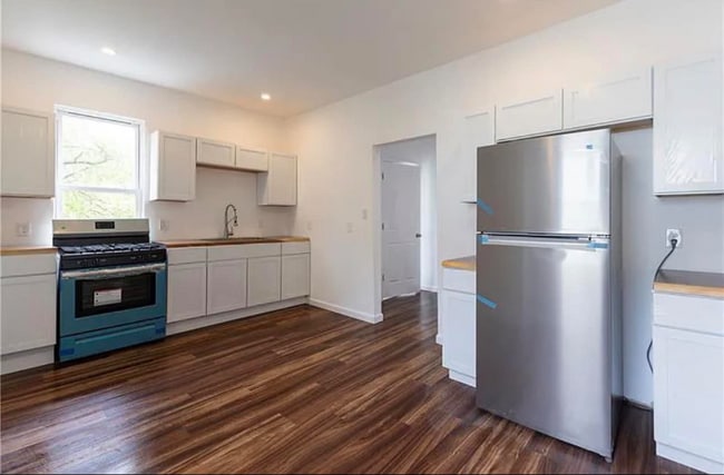 Photo - 417 E Burgess St