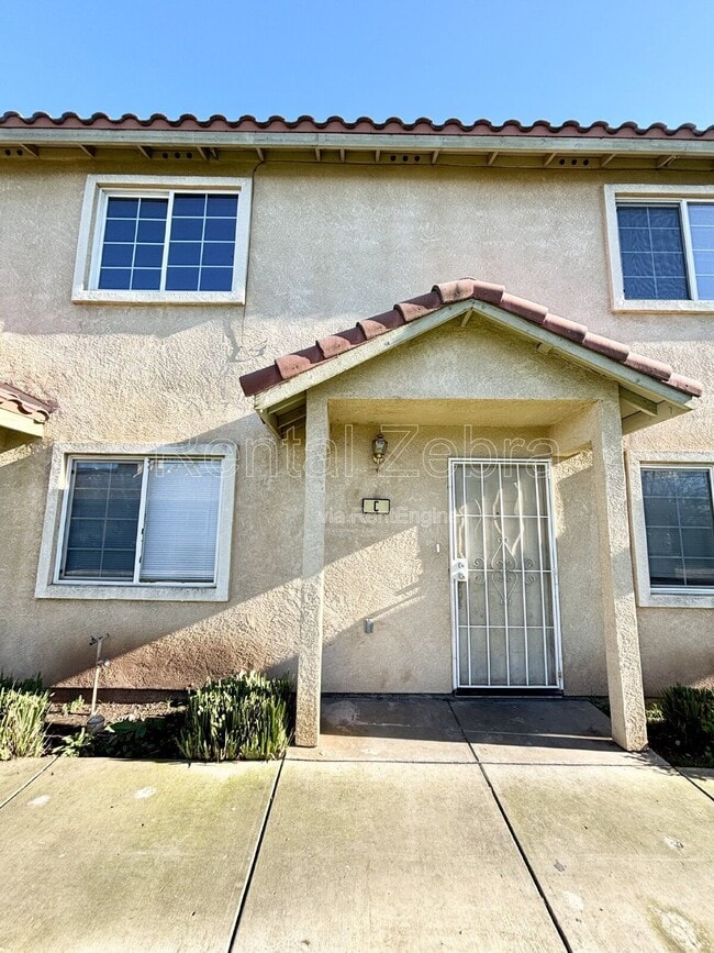 Building Photo - 936 W 13th St Unit C