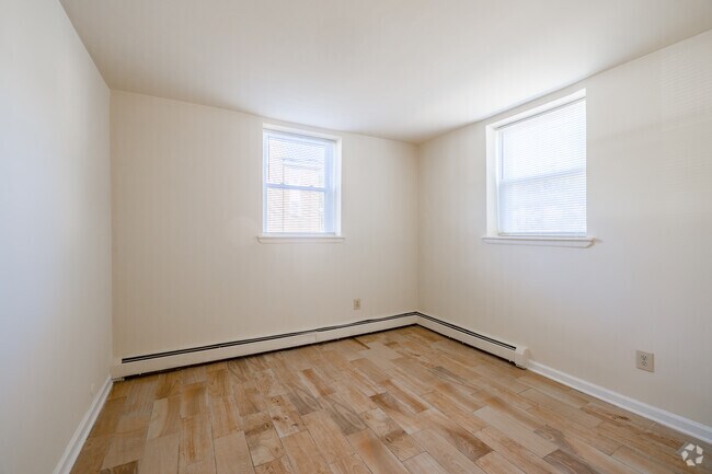 2BR, 1BA - 850 SF - Bedroom