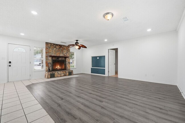 Photo - Spacious Split Floor Plan Home!