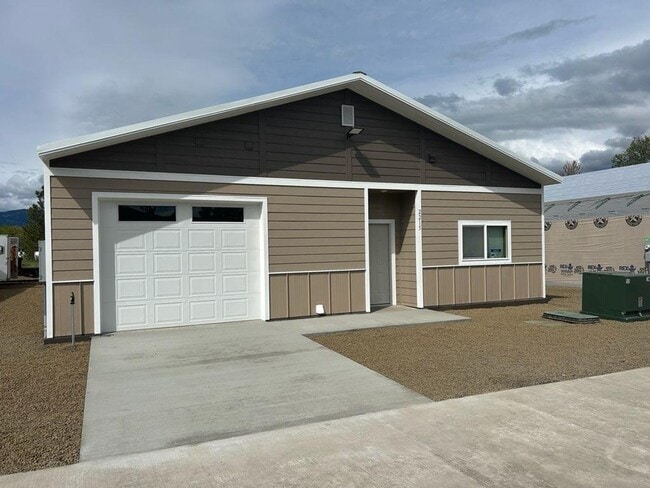 Building Photo - Beautiful newly built 3 bed 2 bath home