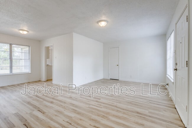 Photo - 15 MacArthur Dr