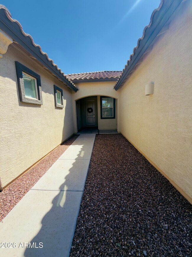 3569 E Peartree Ln