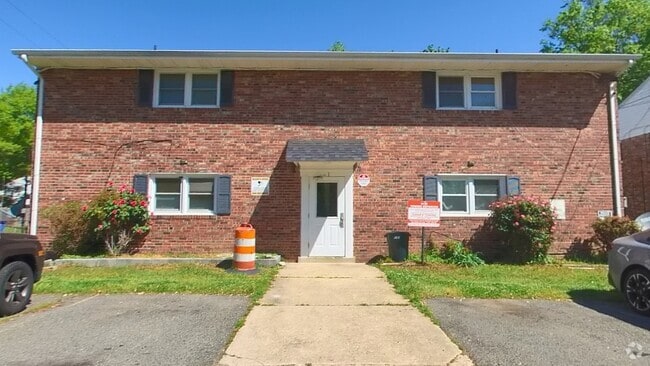 Building Photo - 3 Oak St Unit 2 Rental