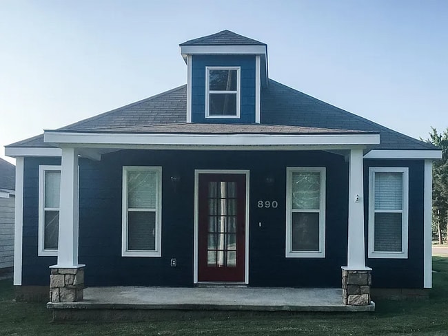 Building Photo - 890 W Cato Springs Rd