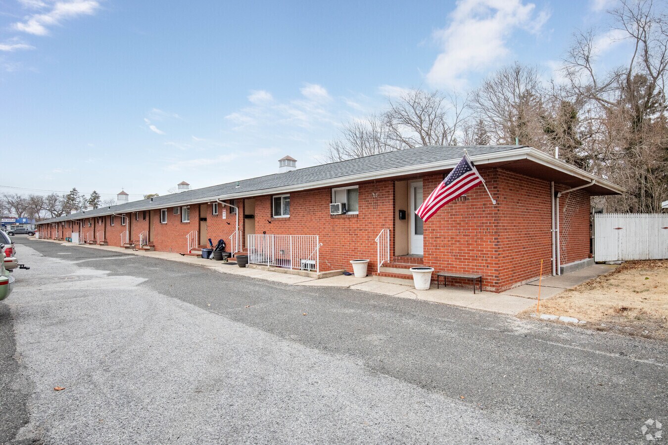 Lakebreeze Apartments - Lakebreeze Apartments