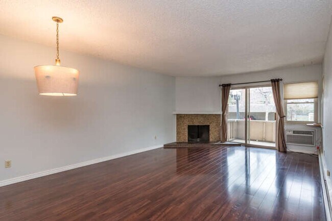 Building Photo - Charming 2 Bed 2 Bath Main Floor Condo Available June 12! Unit 109