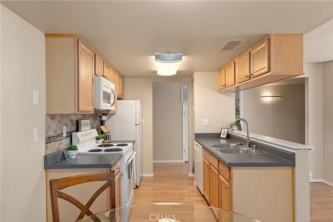 Photo - Freshly remodeled 1 bedroom apartment close to downtown Unit 25
