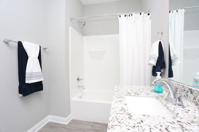 2BR, 2BA - 985 SF - Bathroom - Hurstbourne Heights